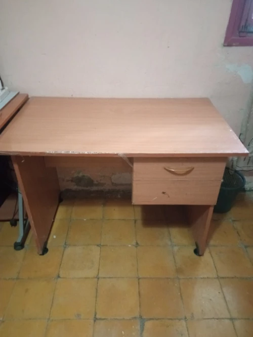 مكتب خشبي كلاسيكي (Bureau en bois).