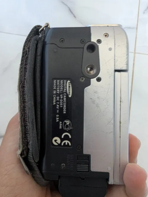 0للبيع كاميرا فيديو كلاسيكية رقمية من ماركة Samsung (الموديل  VP-D351 PAL)، تعمل بأشرطة MiniD الكاميرا تعتبر صيداً ثميناً  لهواة تصوير الـ Vintage ، صناع المحتوى، أو لعشاق جمالية