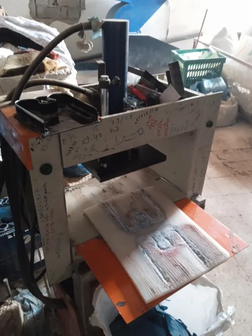 Soudeuse sac plastic et presse hydraulique 