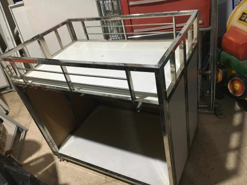 Barre en inox 60 cm pour mur de magasin Disponible à bonne état