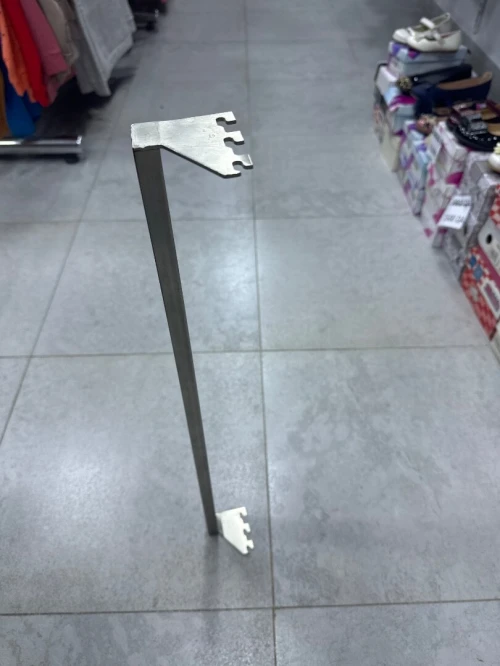 Barre en inox 60 cm pour mur de magasin Disponible à bonne état