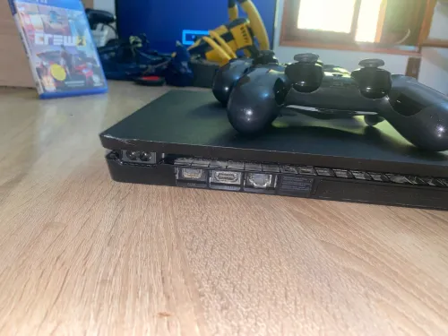 PlayStation 4 slim 