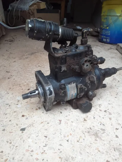 Pompe injection avec  injecteurs rétro chargeur Hidromek