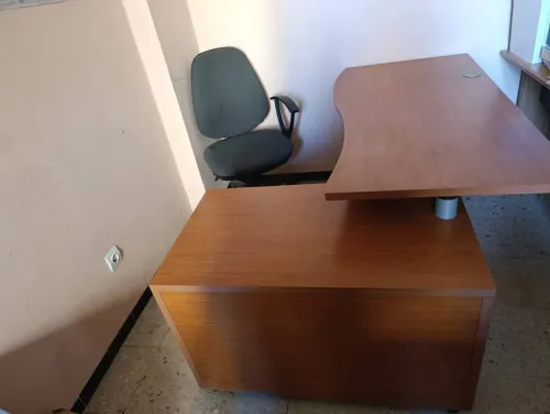 Lot Mobilier de Bureau occasion Bureaux et chaise مجموعة أثاث مكتبي مستعمل (مكاتب وكراسي)