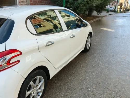Peugeot 208 2015 Silver Line