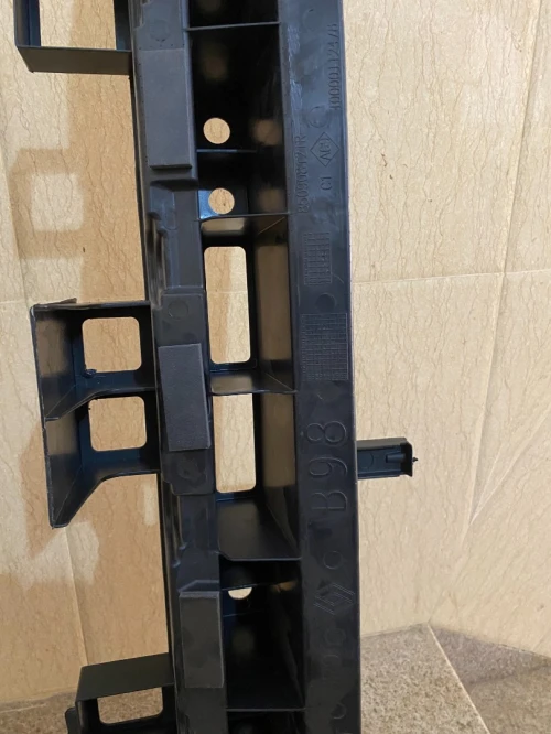 Pièces Carrosserie Renault Clio 4: Aile Av. G Réf. 631017984R et Traverse Ar.  Réf. 850908121R