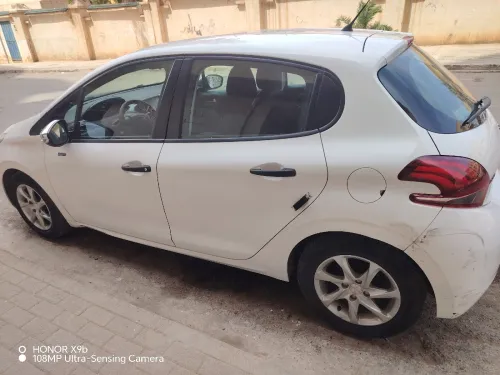 Peugeot 208 2016 Silver Line