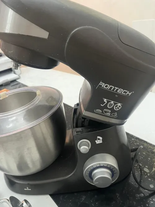 .Robot pétrin avec accessoires de pain et pâtisserie