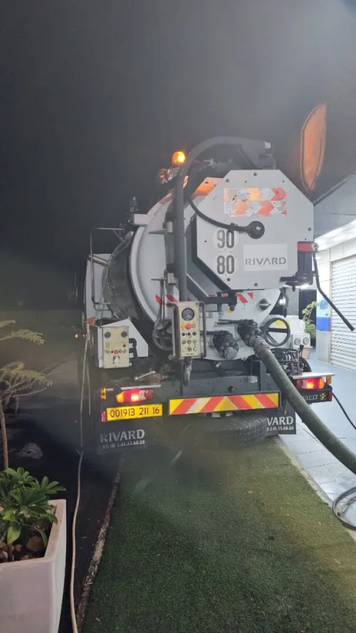 Camion débouchage canalisations vidange fosse septique