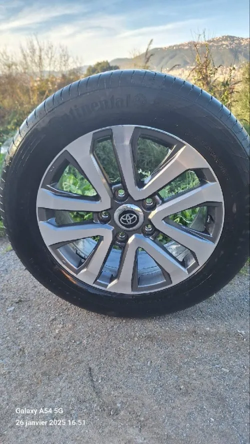 Jante toyota landcruiser avec pneus