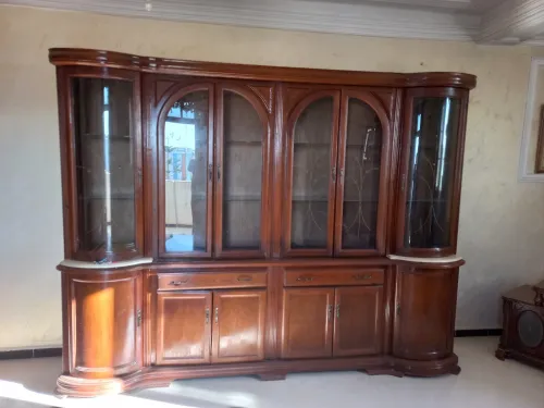 Meuble une vitrine de salle à manger ou un buffet vitré ou un argentier