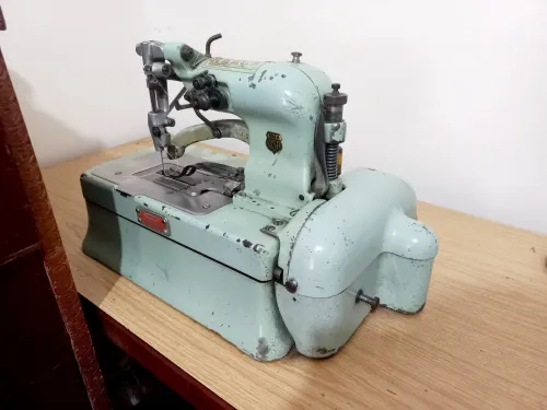 Machines à coudr  ( ألة خياطة )