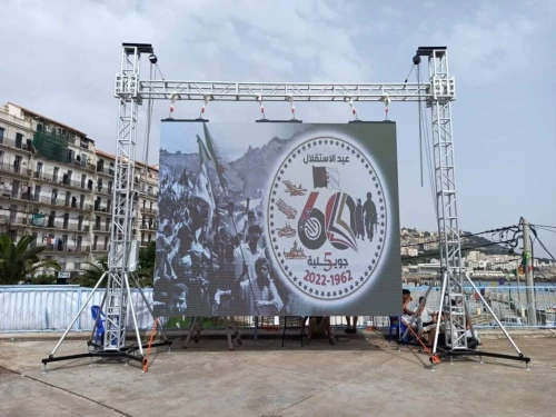 ÉCRANS GÉANTS LED AVEC STRUCTURE ALUMINIUM DÉMONTABLE