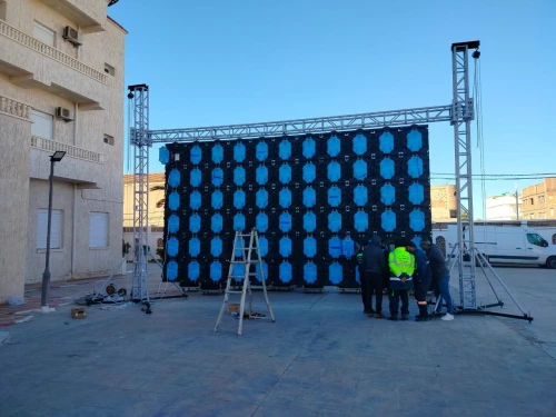 ÉCRANS GÉANTS LED AVEC STRUCTURE ALUMINIUM DÉMONTABLE