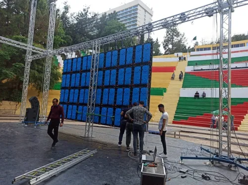 ÉCRANS GÉANTS LED AVEC STRUCTURE ALUMINIUM DÉMONTABLE