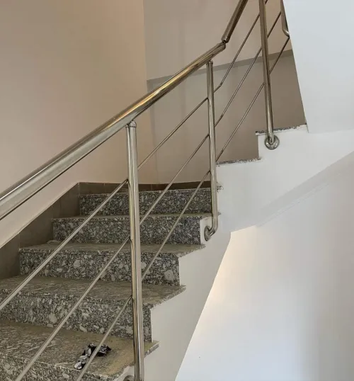 Rompe d'escaliers et garde corps en inox et en verre trempé 