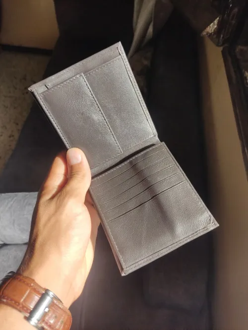Portefeuille en cuir véritable Importé de Belgique. Neuf, jamais utilisé.