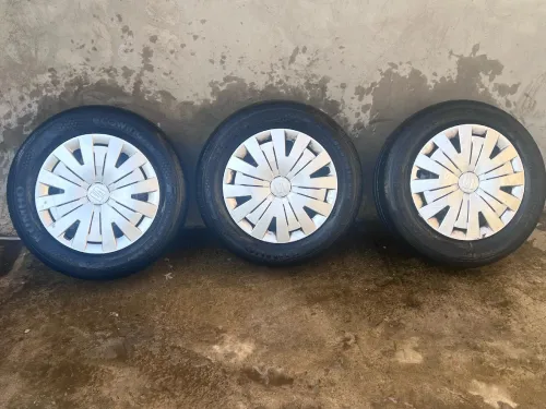 4 pneus et jantes à vendre