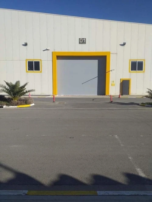 Porte sectionnelle industrielle et porte rapide , barriere electrique