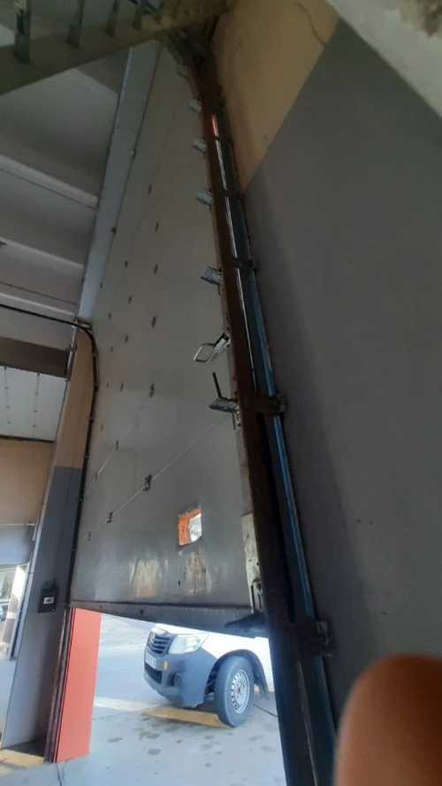 Porte sectionnelle industrielle et porte rapide , barriere electrique
