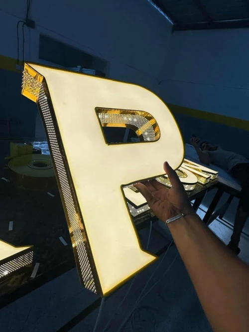 fabrication plaque publicitaire et lettres 3D lumineuse