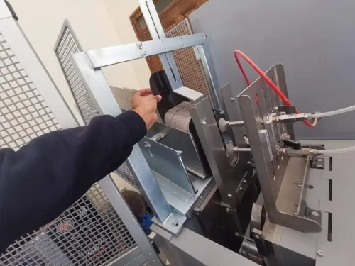 Un machine de formage à partir DUPRE-DECOUPÉ PV40-2510 