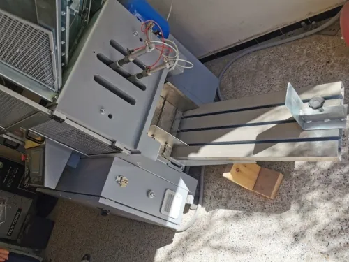Un machine de formage à partir DUPRE-DECOUPÉ PV40-2510 
