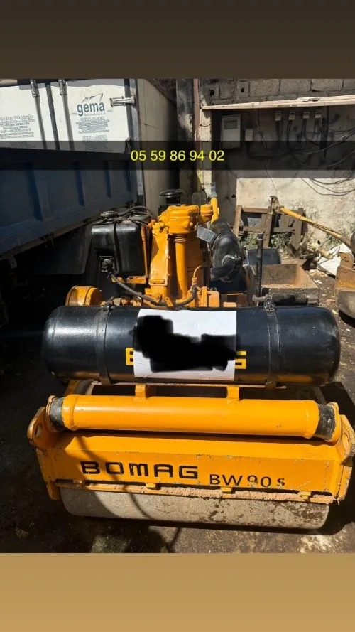 Rouleau compacteur BOMAG 90S 