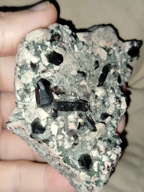 Epidote en Feldspath + Quartz noir