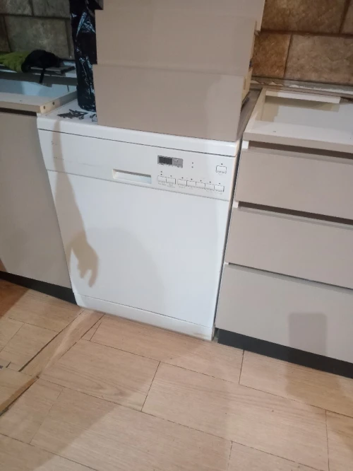 Lave vaisselles en panne et cuisine équipée