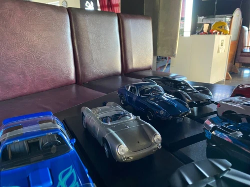 voiture miniature maisto 1.18