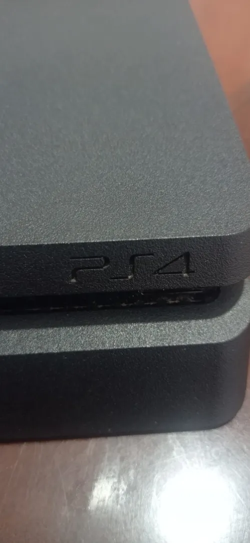 Ps4 utilisée version 13.50 + deux manettes.