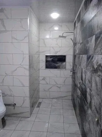 متخصص في جميع انواع التبليط ذو خبرة carreleur professionnel 
