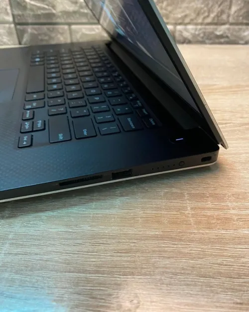 DELL XPS 15 9560/intel I7-7700HQ/08 GO DDR3/256 GB SSD/NVIDIA GEFORCE GTX 1050 04GB/15.6  FHD