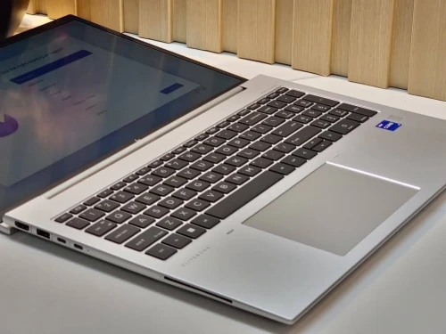  HP ELITEBOOK 860 G10/intel I7 -1365U/RAM 16gb ddr5/512 gb ssd/16  pouce TACTILE 