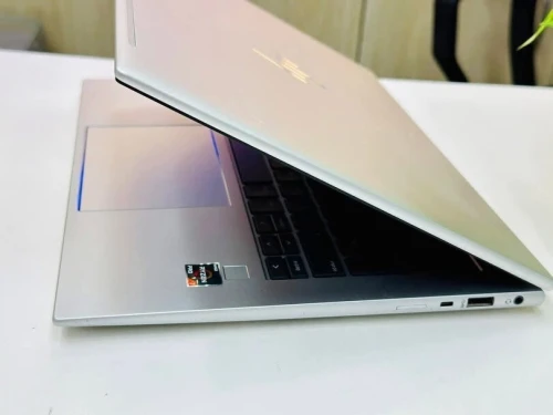 HP ELITEBOOK 835 G11/RYZEN 7-8840U PRO/ram 16 gb ddr5/disk 512 SSD/13,3 pouce fulhd+