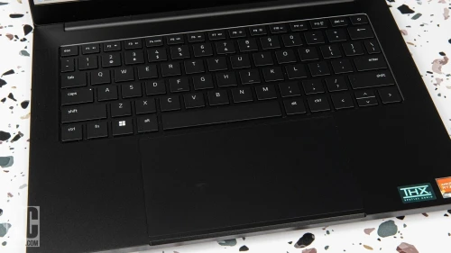 RAZER BLADE 16 2025/ Ryzen AI 9 365/RAM 32GB 8800MHZ/1TB SSD/RTX 5080 16GB/ECRAN 16 OLED 2.5K 240HZ