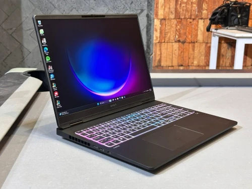 HP OMEN 16 MAX  2025  /RYZEN AI 9HX 375 5.4GHZ  /RAM 32GB LPDDR5X (5600 MHz)  /DISK 1TB   SSD NVIDIA GEFORCE RTX 5080 16GB  GDDR7 175WATT DLSS 4/ ECRAN  16  POUCE 240 Hz, faible