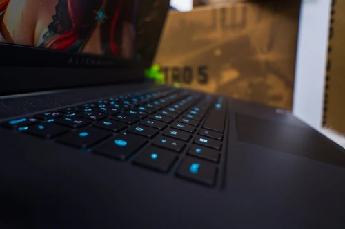 ALINEWAER M17 R5/RYZEN 7 -6800H/16 gb ddr5/disk 512 gb ssd/nvidia RTX 3070ti/ecran 17pouce 2k 165hz 