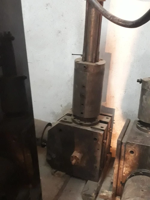 machine injection plastique pvc