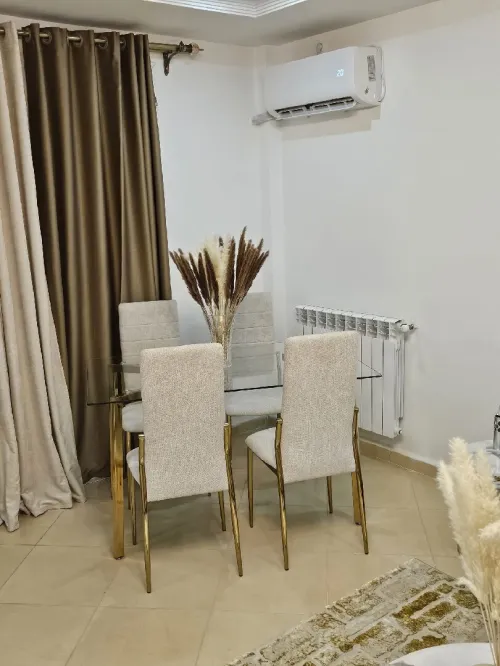 Table salon et ses 4 chaises 