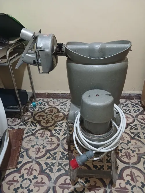 Eplucheuse de pomme de terre et coupe frites en même temps .آلة تقشير البطاطا و تقطيعها في نفس الوقت