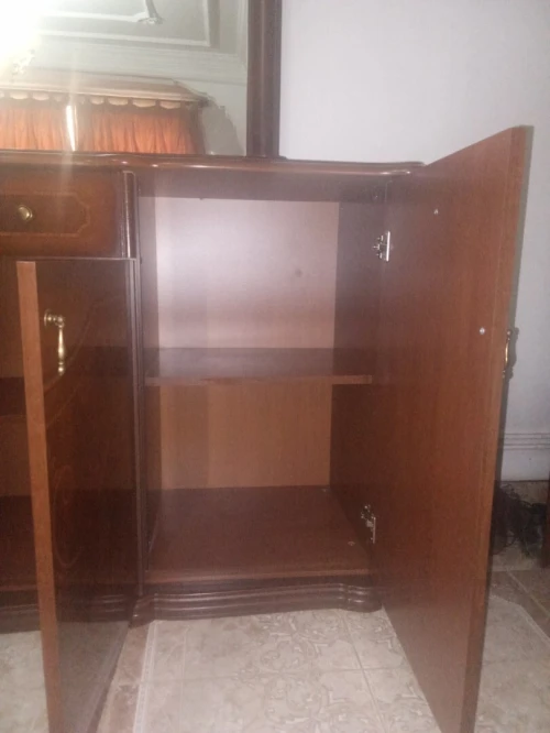 Buffet et vaisselier et table salle a neuf