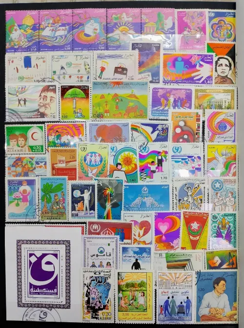 Une collection de timbres d'Algérie oblitérés