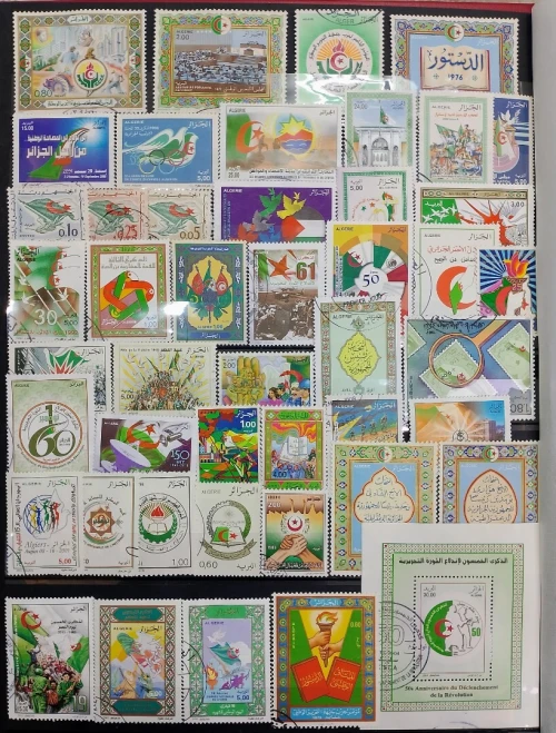 Une collection de timbres d'Algérie oblitérés
