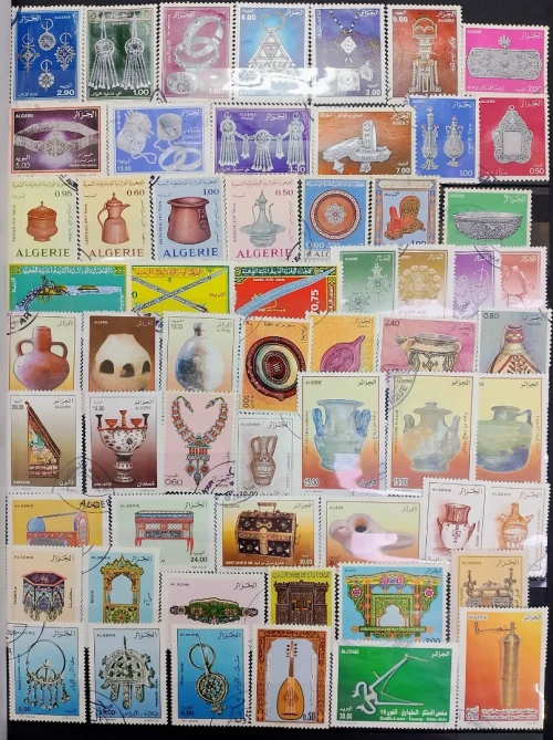 Une collection de timbres d'Algérie oblitérés