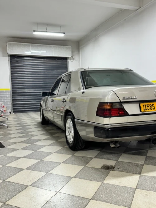 Mercedes W 124 6 cylendre en ligne 1989 D