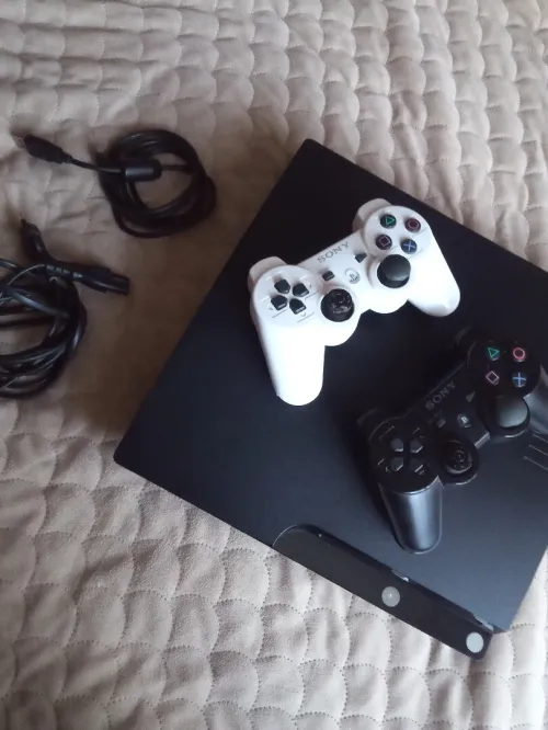 PS3 très bon état 10/10+ 500GB+2 manette originaux + PS3 flashée 