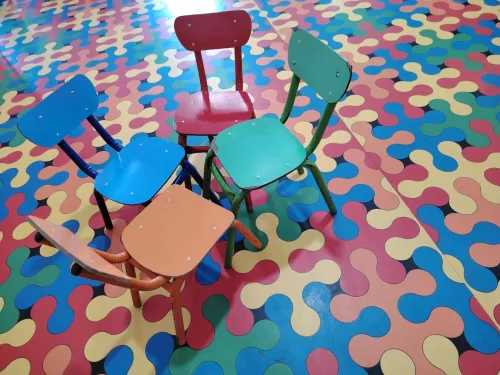 Petites chaises d'enfants, très utiles pour les crèches 