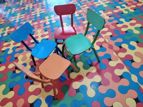 Petites chaises d'enfants, très utiles pour les crèches 